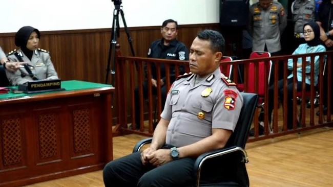 Danyon Resimen 4 Korbrimob, Kompol Cosmas menangis saat dipecat usai melindas Ojol Affan Kurniawan.