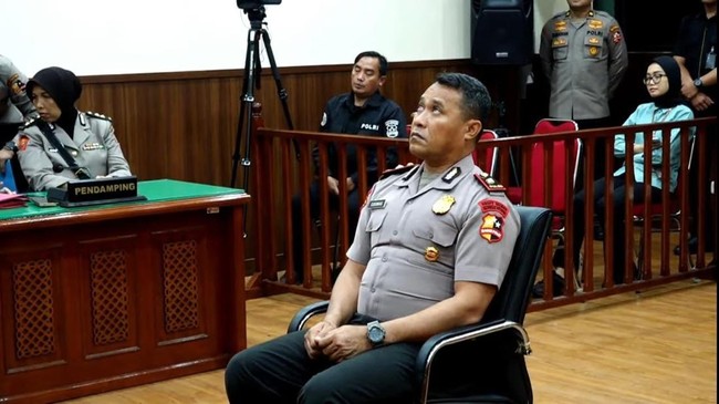 Danyon Resimen 4 Brimob, Kompol Cosmas Kaju Gae, dipecat terkait kematian Ojol Affan Kurniawan.