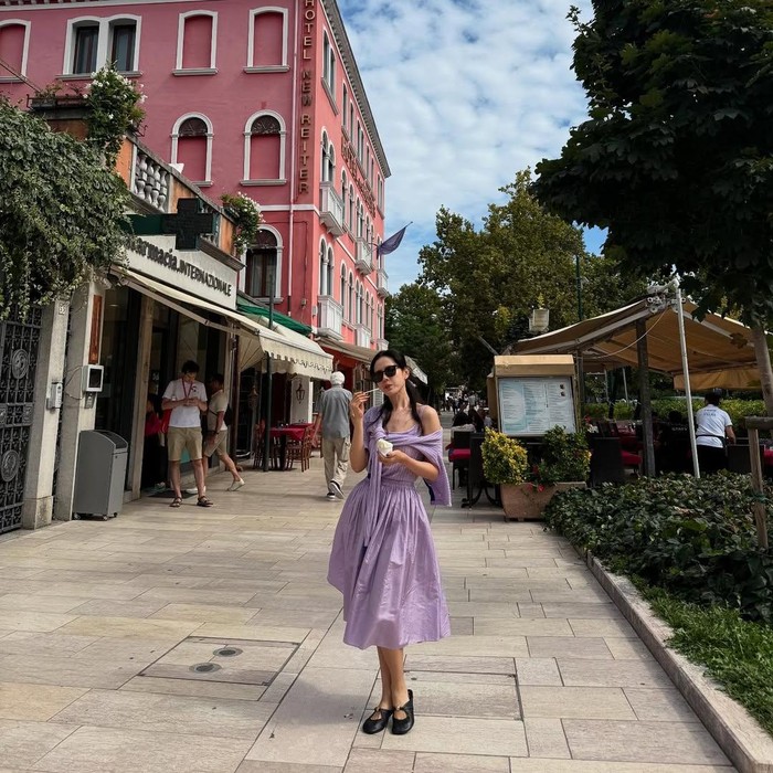 Berbeda dari gaya sebelumnya, kali ini Son Ye Jin tampil youthful dalam balutan midi dress berwarna ungu pastel.
