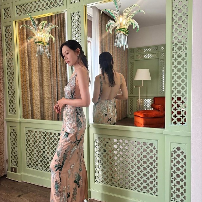 Son Ye Jin memancarkan keanggunan dan sisi elegan. Khususnya saat ia memakai backless dress dengan motif floral yang cantik.