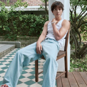 Song Joong Ki Ungkap Rutinitas Pagi Bareng Katy Louise Saunders