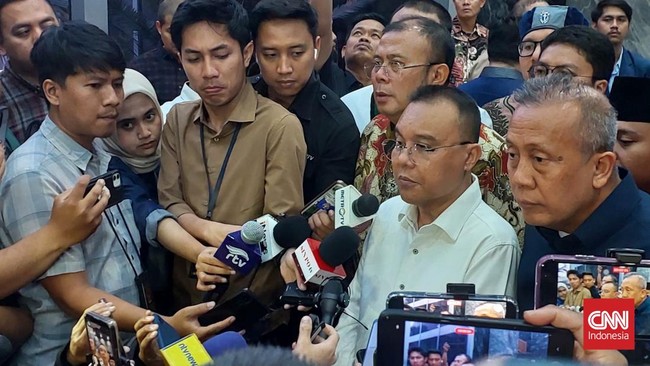 Wakil Ketua DPR Sufmi Dasco umumkan penghentian tunjangan perumahan anggota DPR mulai 31 Agustus 2025, sambil evaluasi tunjangan lainnya dan reformasi DPR.