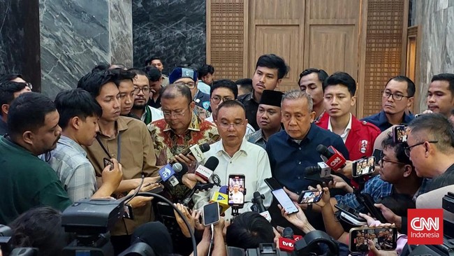 Wakil Ketua DPR Sufmi Dasco Ahmad minta maaf atas kinerja DPR yang dinilai kurang memuaskan. Ia berjanji akan evaluasi dan perbaikan menyeluruh.