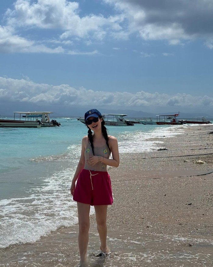 Tak lengkap rasanya ke Bali tanpa mengunjungi pantai. Yup, ini menjadi tujuan destinasi yang dikunjungi Jung Chae Yeon. Ia tampak bahagia membagikan keindahan alam dengan aroma deburan ombak./ Foto: instagram.com/j_chaeyeoni