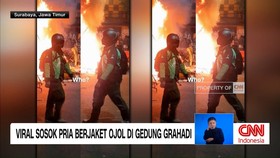 VIDEO: Viral Sosok Pria Berjaket Ojol di Gedung Grahadi