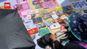 VIDEO: Membaca Jadi Simbol Perlawanan di Aksi Damai Perempuan di DPR
