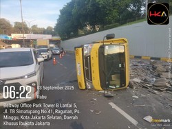 Truk Terbalik di Tol JORR Arah Pasar Rebo, Muatan Keramik Berserakan