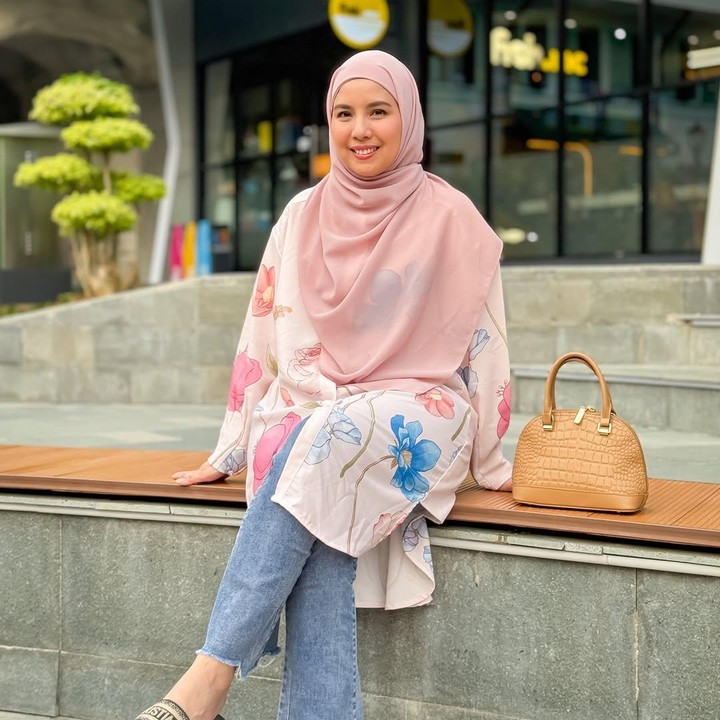 <p>Aktris Tya Ariestya menjadi salah satu public figure yang membantu UMKM di tengah aksi unjuk rasa. Melalui unggahan di Instagram, ia memberikan ruang bagi pengusaha UMKM untuk mempromosikan dagangannya. "<em>Bismillah</em> semoga bs membantu, Buat temen2 UMKM aku mau PROMOIN GRATIS <em>product</em> kalian!! GAK USAH KIRIM BARANG, Tinggal <em>comment</em> aja di <em>postingan</em> ini akun usahanya &amp; <em>product</em> nya apa &amp; harganya brp? <em>insyaallah</em> nnti aku pilih beberapa product untuk aku <em>share</em> di <em>story</em> yaaa. Semoga langkah kecil ini bisa membantu meringankan beban temen2 UMKM. Tetap semnagat yaaa! Kalo gak kita yg saling <em>support</em> satu sama lain siapa lagi!" tulisnya dengan menyertakan hashtag #wargabantuwarga #supportumkm #bantuumkm. (Foto: Instagram @tya_ariestya)</p>