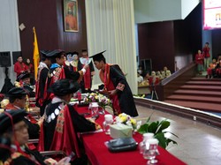 Unhas Wisuda 2.487 Mahasiswa Program Sarjana-Doktor, 24 Orang Lulusan Terbaik