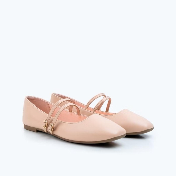 Rekomendasi flat shoes berwarna pink dari brand URBAN&CO. Cocok untuk kamu yang ingin tampil feminin dan chic.