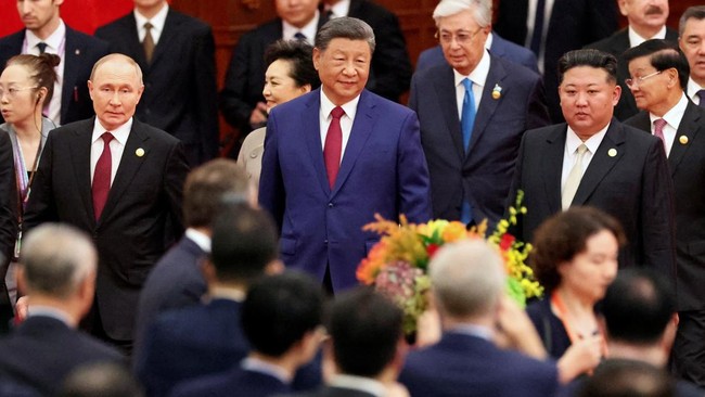 Pemimpin Korea Utara Kim Jong Un dan Presiden Rusia Vladimir Putin mendampingi Presiden China Xi Jinping dalam parade militer besar di Beijing, Rabu (3/9).