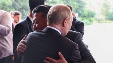 Momen Mesra Pertemuan Bilateral Putin-Kim Jon Un di China