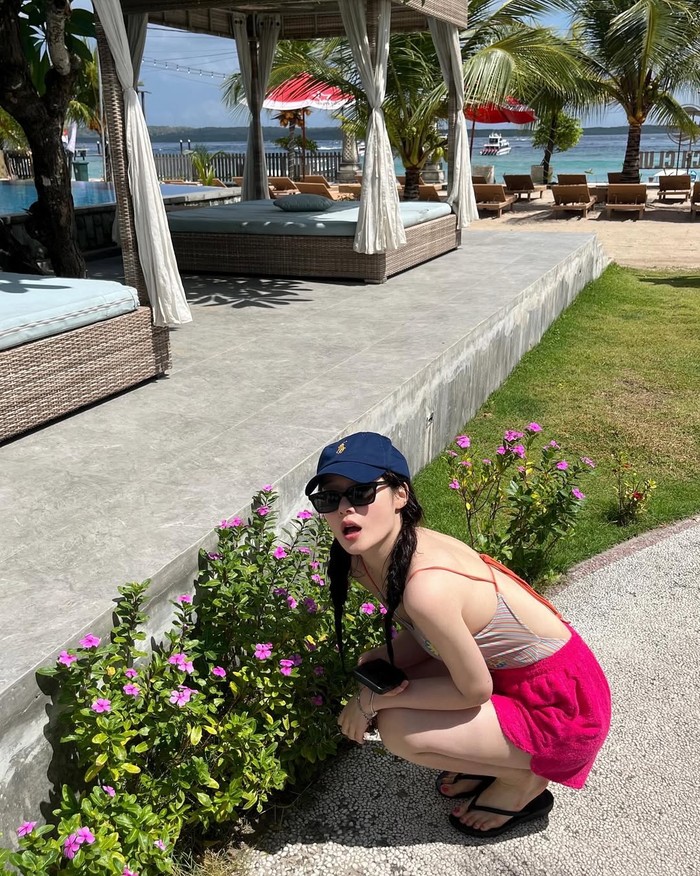 Yup, pada Rabu, (27/8/2025) dan Kamis, (28/8/2025) lalu, Jung Chae Yeon diam-diam mengejutkan penggemar Tanah Air dengan mengunggah potret dirinya saat menghabiskan liburan musim panas di Pulau Dewata./ Foto: instagram.com/j_chaeyeoni