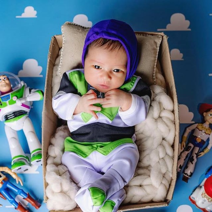 <p>Anak bungsu Kesha Ratuliu dan Adhi Permana Putra, Danish Danendra Putra Permana, terlihat super menggemaskan saat <em>photoshoot newborn</em> bertema karakter film <em>Toy Story</em>, Bunda. Memiliki bola mata yang besar, <em>Baby</em> Danish seolah sedang penasaran dengan dunia di sekitarnya. "<em>Slide</em> ke berapa favoritmu?" tulis Bunda Kesha. (Foto: Instagram @kesharatuliu05)</p>