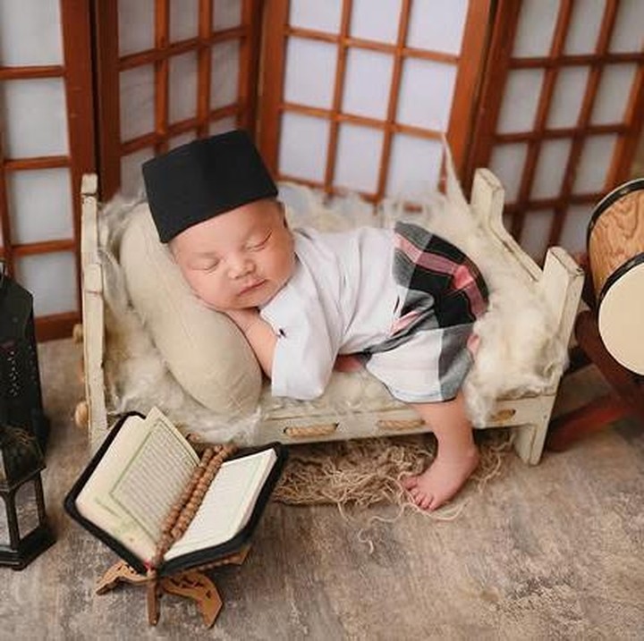 <p>Anak ketiga penyanyi dangdut Zaskia Gotix dan Sirajudin Machmud, Pangeran Aflah Zaidan menggunakan konsep islami lengkap dengan bedug dan Al-Qur&rsquo;an. Mengenakan peci di kepala, Si Kecil tampak tertidur lelap sambil menebar aura manisnya. "<em>Assalammualaikum</em>. Halo <em>aunty uncle</em>," sapa Gotix pada para fansnya. (Foto: Instagram @zaskia_gotix)</p>