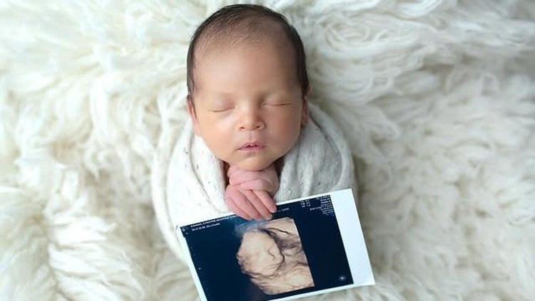 7 Momen Foto Newborn Bayi Artis yang Menggemaskan