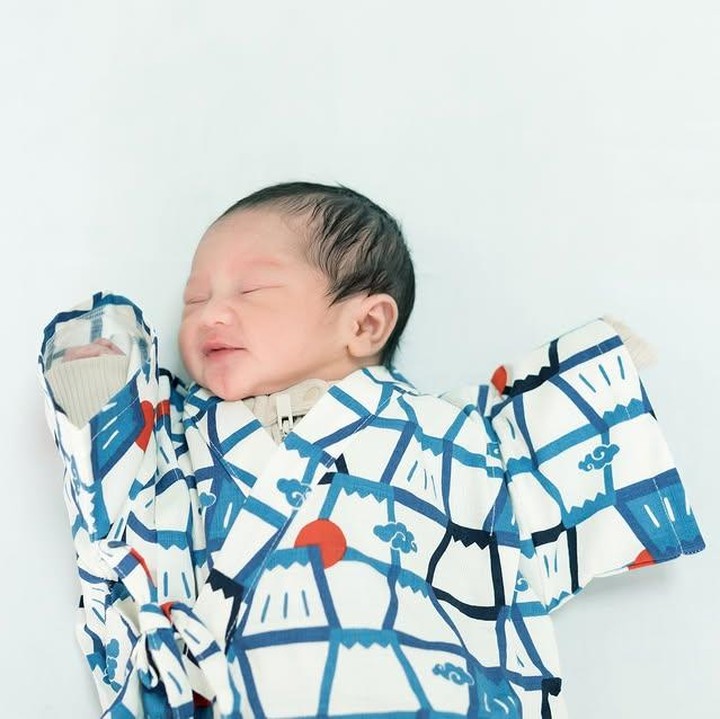 <p>Putra Viviyona Apriyani eks JKT48,&nbsp;Aslan Najia Mochtan tampil mengenakan pakaian kimono tradisional Jepang. Dalam sesi pemotretan, bayi mungil ini seolah menikmati prosesinya dengan memberikan senyum manis. (Foto: Instagram @viviyonaap)</p>
