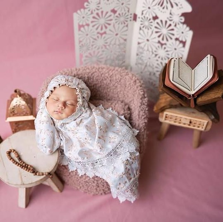 <p>Anak kedua Lesti Kejora dan Rizky Billar, Leshia Tivana Billar terlihat mengenakan mukena putih saat <em>photoshoot newborn</em>. Ia tidur cantik sambil bersender di kursi mungilnya. Gemas banget, ya! (Foto: Instagram @lestikejora)</p>