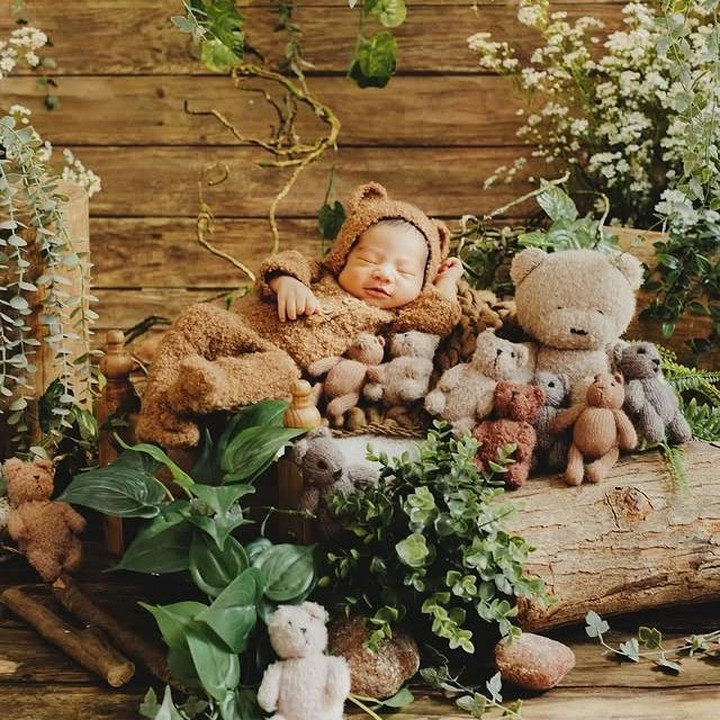 <p>Anak pertama selebgram Titan Tyra, Baby Aspen Miles melakukan <em>photoshoot</em>&nbsp;<em>newborn</em> dengan tema bayi beruang saat usianya baru sembilan hari. Dikelilingi boneka dan mengenakan kostum layaknya beruang, Aspen terlihat sangat menggemaskan. "Sebentar lagi beruang kecil berhibernasi. Umur 9 hari <em>@aspenmilesong</em>," tulis Titan di Instagramnya. (Foto: IInstagram @titantyra)</p>