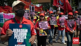 FOTO: Aksi Gerakan Buruh Bersama Rakyat di Dekat Istana Presiden