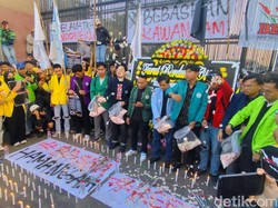 Aksi Damai Depan DPR, Aliansi BEM SI Tabur Bunga hingga Bagikan Mawar