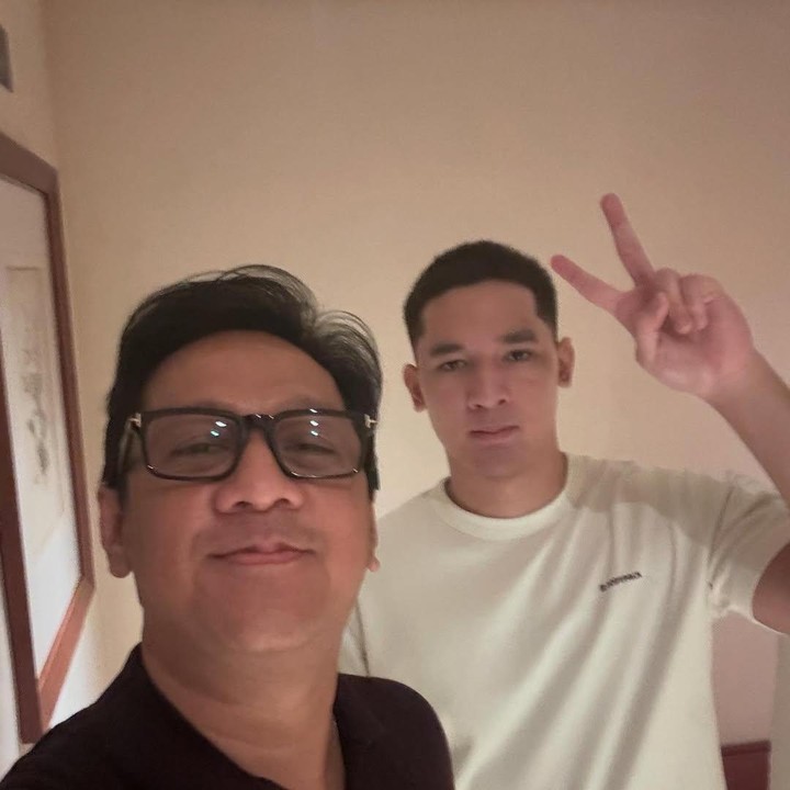 <p>Dio diketahui bakal melanjutkan kuliah di London, Inggris. Melalui unggahan di Instagram, Andre membagikan momen haru saat putranya itu pamit untuk pergi ke London. "Abang Dio hari ini berangkat ke London ya, baik-baik di sana ya, kuliah yang benar, semoga berhasil, jaga kesehatan, jangan tinggalin salatnya," tulis Andre. (Foto: Instagram @andreastaulany)</p>