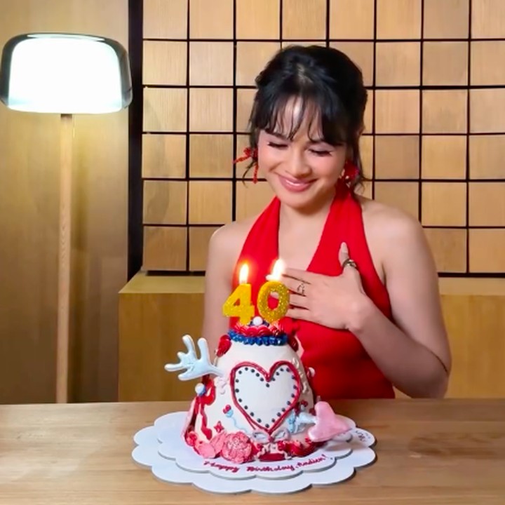 <p>Penyanyi Andien juga baru merayakan ulang tahun ke-40. Perempuan kelahiran 25 Agustus 1985 ini mengunggah momen perayaan ulang tahunnya di Instagram. "40 tahun hidup, 25 tahun berkarya. Dua perjalanan yang tumbuh berdampingan, saling menemani, dan terus membuatku belajar. Embracing this beginning of a new season in my life," tulisnya. Andien termasuk artis yang awet muda meski sudah memiliki dua anak. Selain menjaga pola makan, Andien juga rajin olahraga untuk menjaga kebugaran tubuhnya. (Foto: Instagram @andien)</p>