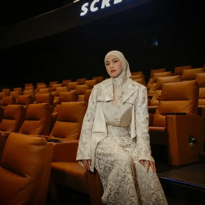 <p>Artis Revalina S. Temat tetap cantik dan energik di usianya yang tahun ini bakal menginjak 40 tahun. Perempuan kelahiran Jakarta ini masih terlihat aktif di dunia akting meski disibukkan dengan perannya sebagai istri dan Bunda dua anak. Perlu diketahui, Revalina memulai kariernya di dunia hiburan sejak usia remaja, yakni usai mengikuti kompetisi Gadis Sampul 1999. (Foto: Instagram @vatemat)</p>
