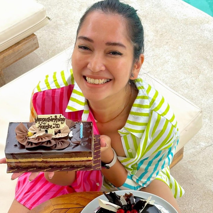 <p>Artis Anneke Jodi baru saja berulang tahun ke-40 pada 22 Agustus 2025. Di usianya yang sudah menginjak kepala empat, Anneke masih terlihat cantik dan energik. Dalam kolom komentar di unggahan hari ulang tahunnya, beberapa netizen mengaku tak percaya kalau Anneke sudah berusia 40 tahun. "Kak serius 40th???? ku pkir masih 35than lho," tulis akun @he***. "Beneran awet muda," ujar @an***. Perlu diketahui, Anneke memiliki seorang anak perempuan bernama Hagia Kaelynaka Spencer dari pernikahanya dengan pencer Jeremiah. (Foto: Instagram @annekejd)</p>