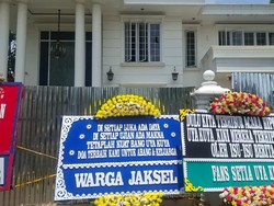 Banjir Dukungan, Rumah Uya Kuya Dikirimi Banyak Karangan Bunga