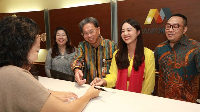 Direktur Utama Bank Mega Kostaman Thayib menyapa langsung nasabah dalam rangka memperingati Hari Pelanggan Nasional 2025.