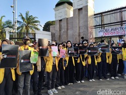 Aksi Damai di DPR, BEM SI Ramai-ramai Angkat Poster Selamatkan Indonesia