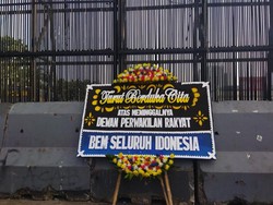 Bawa Karangan Bunga Dukacita, BEM SI Aksi Selamatkan Indonesia di DPR