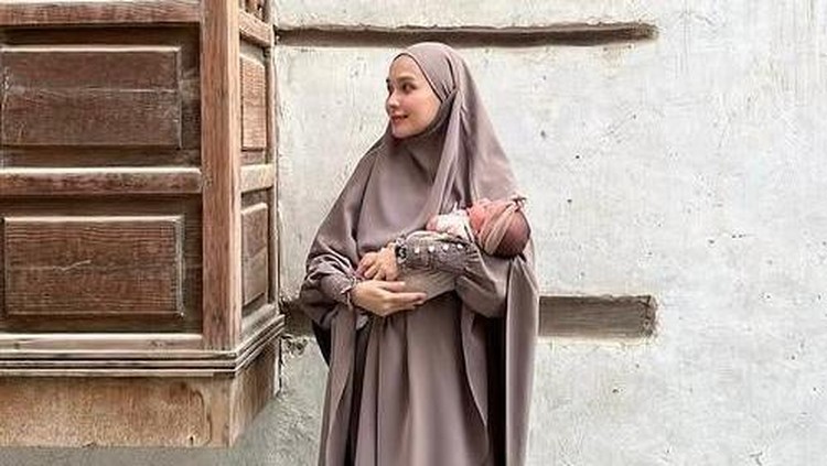 Cerita Selebgram Hamidah Rachmayanti Bikin Paspor untuk Bayinya yang Baru Lahir di Madinah Cerita Selebgram Hamidah Rachmayanti Bikin Paspor untuk Bayinya yang Baru Lahir di Madinah