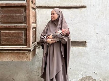 Cerita Selebgram Hamidah Rachmayanti Bikin Paspor untuk Bayinya yang Baru Lahir di Madinah