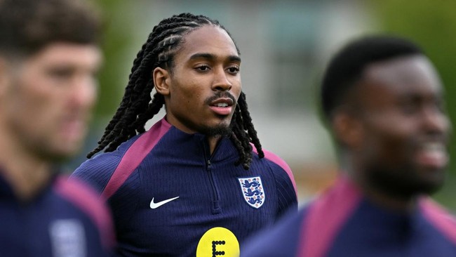 Profil Djed Spence, Pemain Muslim Pertama di Timnas Inggris Djed Spence, pemain muslim pertama di timnas Inggris, mencetak sejarah. Profilnya mencakup perjalanan pekerjaan dari Fulham hingga Tottenham Hotspur.