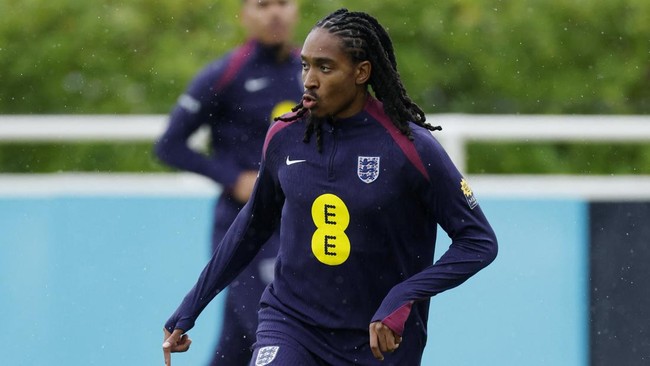 Pemain Muslim Pertama di Timnas Inggris, Djed Spence Bangga Djed Spence, bek Tottenham Hotspur, bangga menjadi pemain muslim pertama di timnas Inggris. Ia berharap bisa menginspirasi pemain muda.