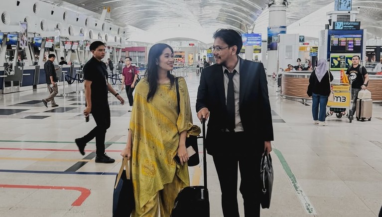 Ferry Irwandi dan Istri
