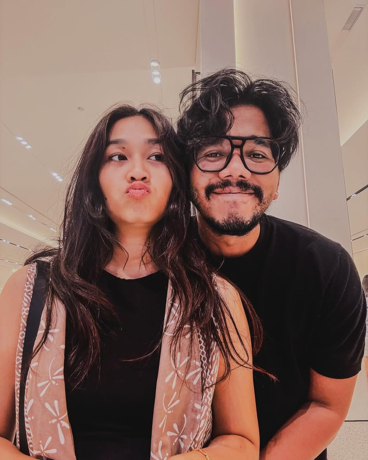 Ferry Irwandi dan Istri