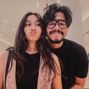 Pimpin Aksi Demo di DPR, 7 Potret Sisi Lain Ferry Irwandi Bucin dengan Penyanyi Jazz