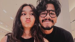img-title Pimpin Aksi Demo di DPR, 7 Potret Sisi Lain Ferry Irwandi Bucin dengan Penyanyi Jazz