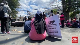 Warga Bandung Unjuk Rasa di Gedung DPRD Jabar, Sampaikan 10 Tuntutan