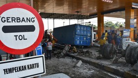 Truk Rem Blong Kejadian Lagi, Kini Seruduk Gerbang Tol Ciawi