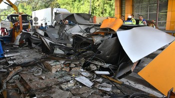 FOTO: Gerbang Tol Ciawi 2 Porak-poranda Ditabrak Truk Kontainer