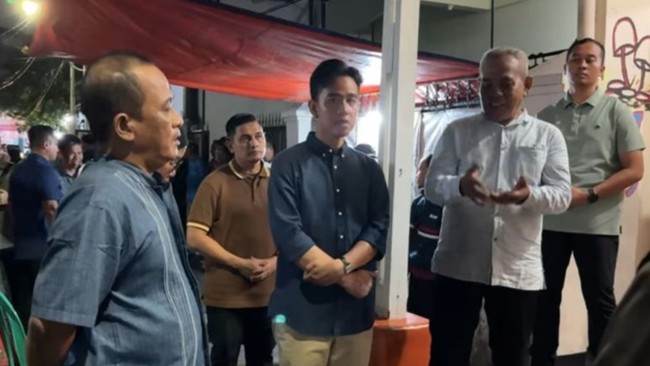 Wapres Gibran Rakabuming berkeliling kawasan permukiman Jakarta meninjau pos Siskamling, Rabu (3/9) malam, untuk memastikan kondusifitas pasca-demonstrasi.