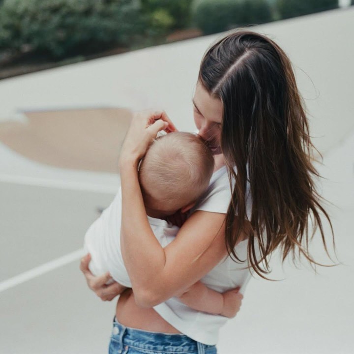 <p>Mendapatkan momongan tentunya menjadi anugerah bagi setiap orang tua. Hailey pun tak henti mengungkap rasa syukurnya lewat media sosial. &ldquo;Aku suka menjadi ibumu Jack Blues,&rdquo; tuturnya.&nbsp;(Foto: Instagram@haileybieber)</p>