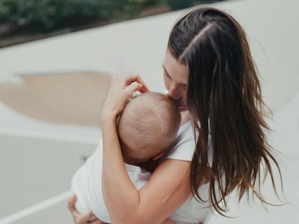 Potret Menyentuh Hati Hailey Bieber dan Sang Putra Baby Jack yang Sudah Berusia Setahun