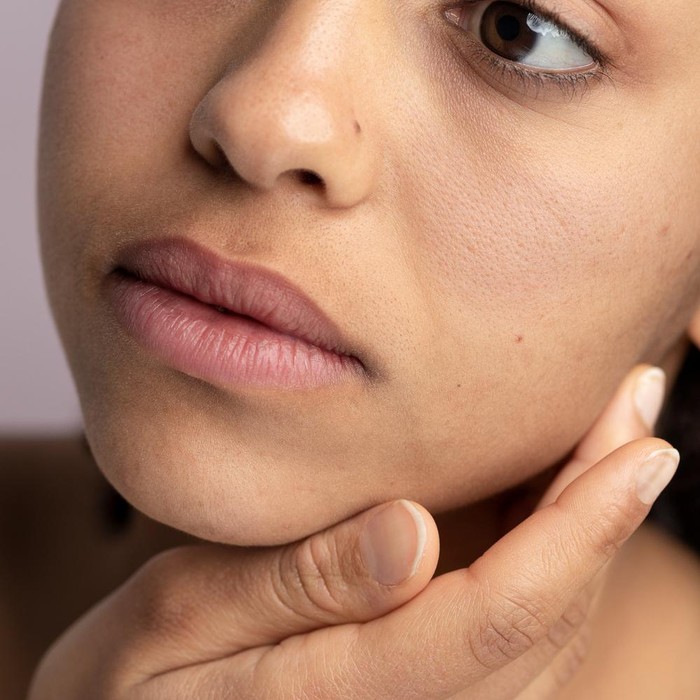 Perubahan warna bibir bisa dipengaruhi banyak faktor, mulai dari kebiasaan sehari-hari sampai kondisi medis tertentu./Foto: Freepik