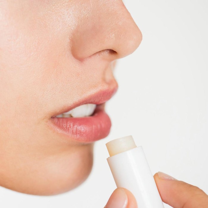 Ada sejumlah cara mudah untuk mencegah bibir gelap. Salah satunya yakni memakai lip balm dengan kandungan SPF di dalamnya./Foto: Freepik