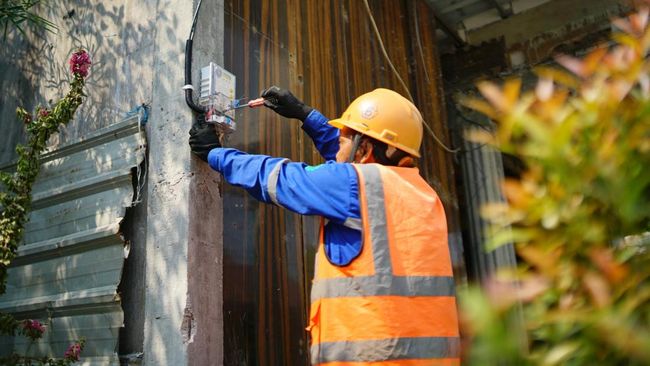 Ilustrasi petugas tengah melakukan penambahan daya listrik pelanggan. Ilustrasi petugas tengah melakukan penambahan daya listrik pelanggan. (Dok. PT PLN (Persero))